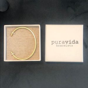 Pura Vida bracelet in gold tone.